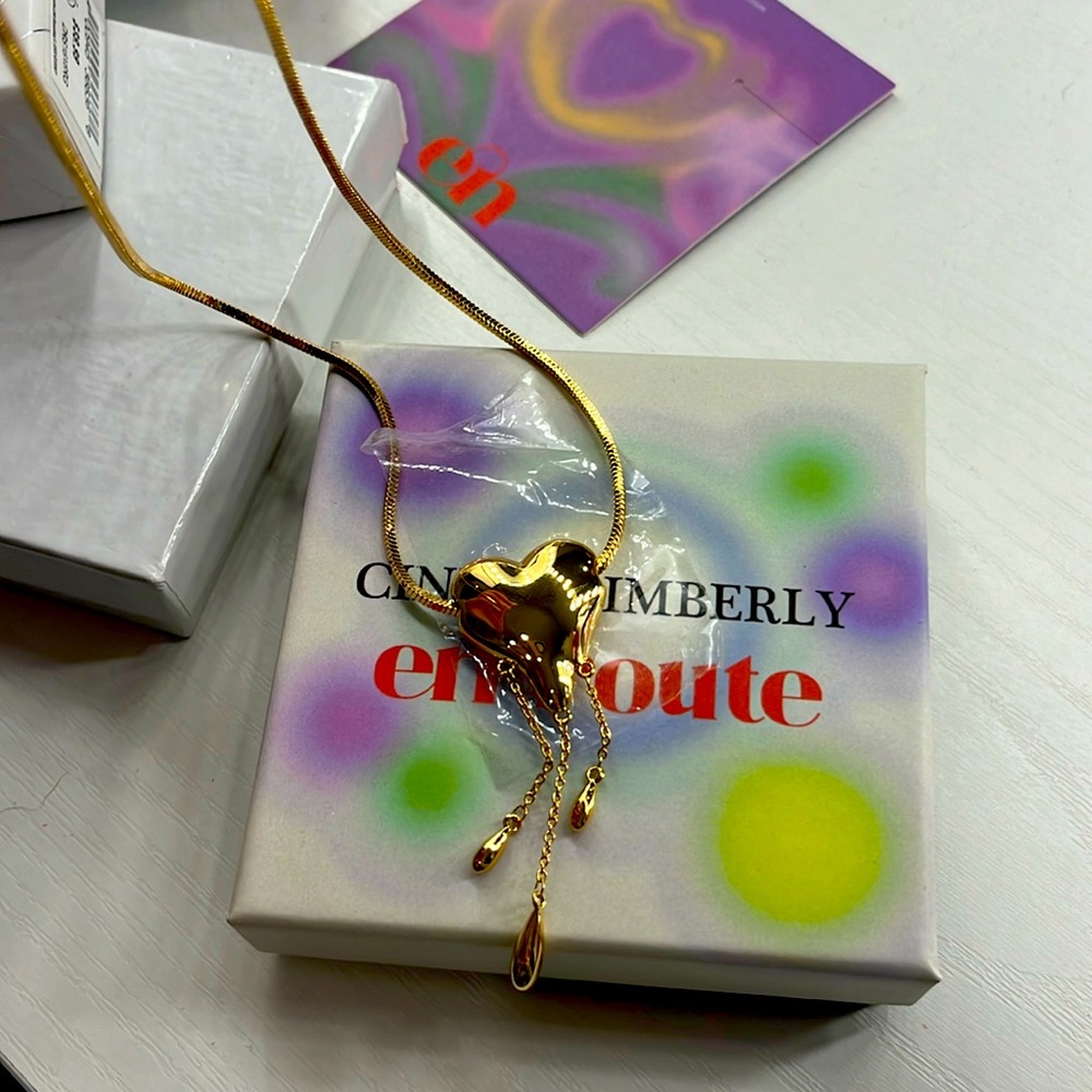 En route Heart necklace/ never warn still it box and plastic